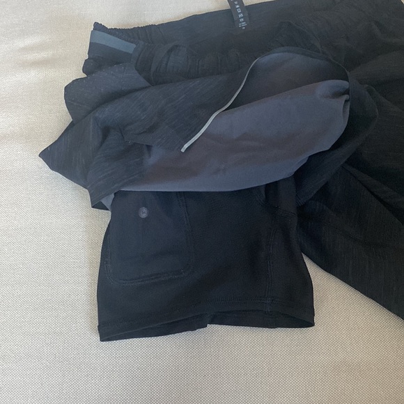 Lululemon shorts with liners Mens - Picture 2 of 3
